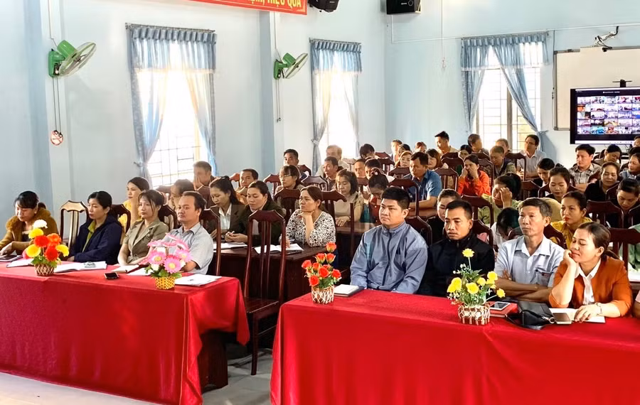 Cán bộ quản lý, giáo viên và nhân viên tham dự buổi học tập, quán triệt văn bản của Đảng. Ảnh: Mai Linh