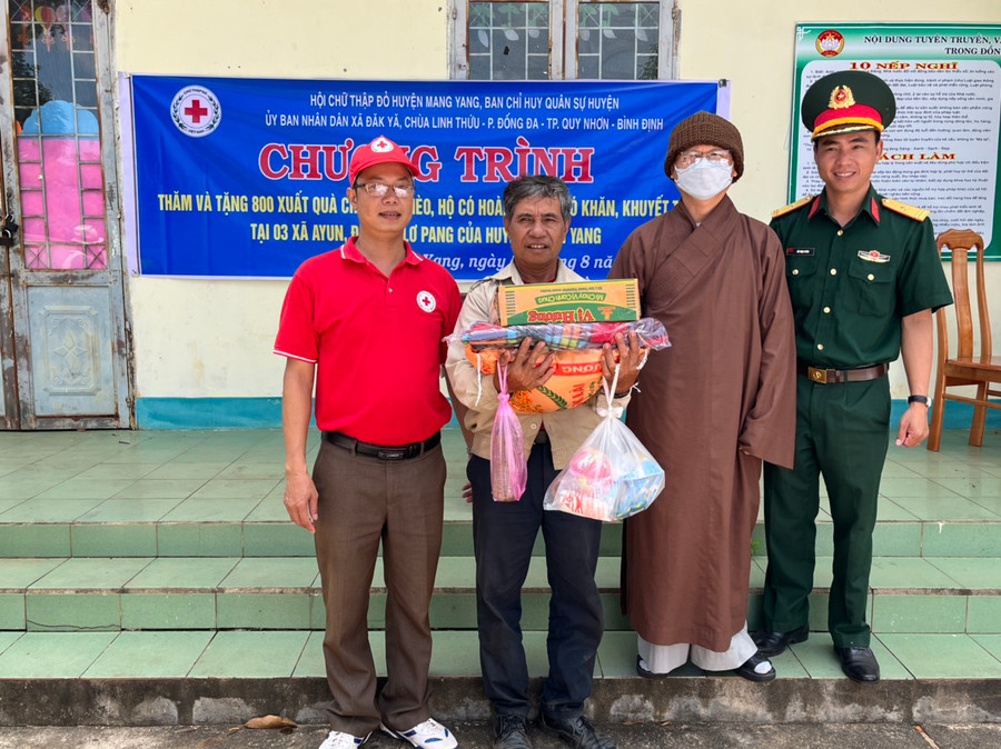 Đoàn công tác tặng quà cho các hộ khó khăn xã Đak Ya, huyện Mang Yang. Ảnh: Hồng Ngọc