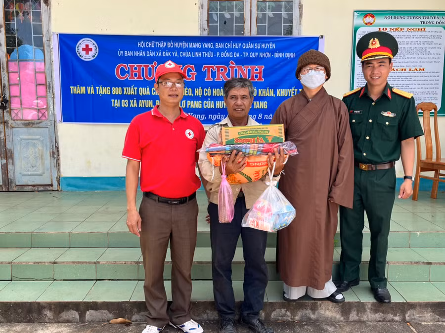 Đoàn công tác tặng quà cho các hộ khó khăn xã Đak Ya, huyện Mang Yang. Ảnh: Hồng Ngọc