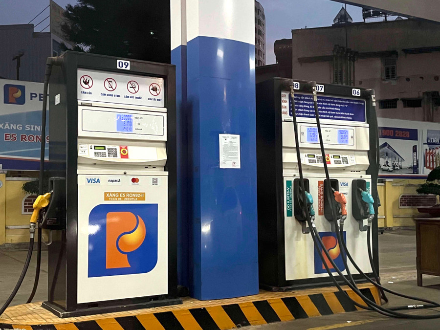 Chiều 16-5, giá xăng tiếp tục giảm hơn 400 đồng/lít. Ảnh: P.V