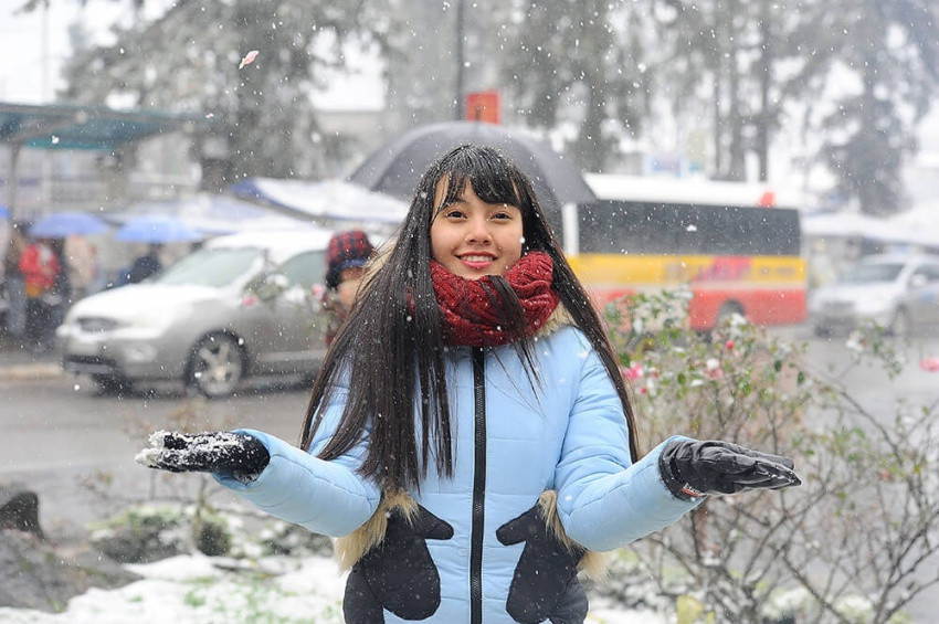 Du khách thích thú check-in mưa tuyết ở Sa Pa (tỉnh Lào Cai). Ảnh Kinhnghiemdulich.vn Du khách thích thú check-in mưa tuyết ở Sa Pa (tỉnh Lào Cai). Ảnh Kinhnghiemdulich.vn