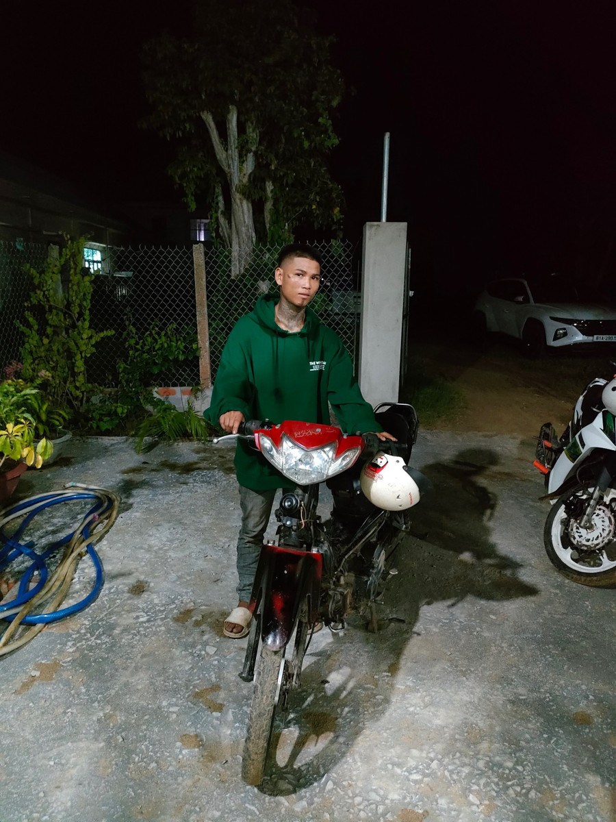 Đối tượng Đinh Văn Thanh cùng tang vật. Ảnh: Tuyết Mai