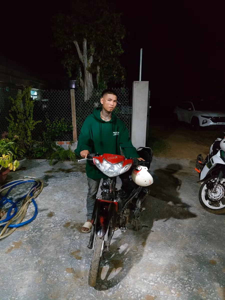 Đối tượng Đinh Văn Thanh cùng tang vật. Ảnh: Tuyết Mai