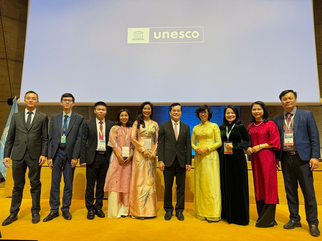 Thứ trưởng Ngoại giao Hà Kim Ngọc, Chủ tịch Ủy ban Quốc gia UNESCO Việt Nam, cùng Đại sứ, Trưởng phái đoàn Việt Nam bên cạnh UNESCO Lê Thị Hồng Vân, các thành viên đoàn Việt Nam tham dự Kỳ họp Đại hội đồng lần thứ 24 các quốc gia thành viên Công ước Bảo vệ di sản văn hóa và thiên nhiên thế giới. Ảnh nguồn Báo Điện tử Chính phủ. Thứ trưởng Ngoại giao Hà Kim Ngọc, Chủ tịch Ủy ban Quốc gia UNESCO Việt Nam, cùng Đại sứ, Trưởng phái đoàn Việt Nam bên cạnh UNESCO Lê Thị Hồng Vân, các thành viên đoàn Việt Nam tham dự Kỳ họp Đại hội đồng lần thứ 24 các quốc gia thành viên Công ước Bảo vệ di sản văn hóa và thiên nhiên thế giới. Ảnh nguồn Báo Điện tử Chính phủ.