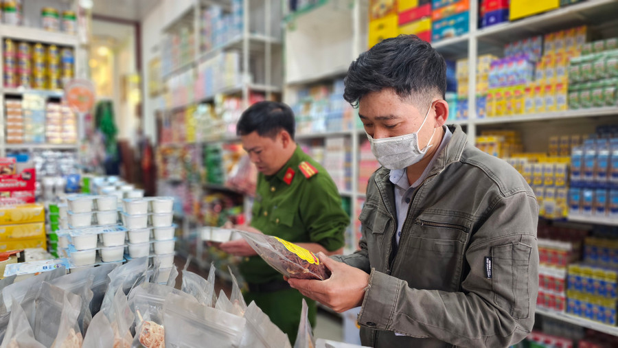 Lực lượng chức năng kiểm tra tại cơ sở kinh doanh trên địa bàn phường Thắng Lợi. Ảnh: Bá Bính