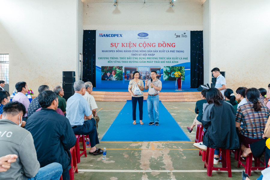 Nông dân được giao lưu, trao đổi kinh nghiệm sản xuất cà phê bền vững với chuyên gia. Ảnh: Phan Nguyên Nông dân được giao lưu, trao đổi kinh nghiệm sản xuất cà phê bền vững với chuyên gia. Ảnh: Phan Nguyên