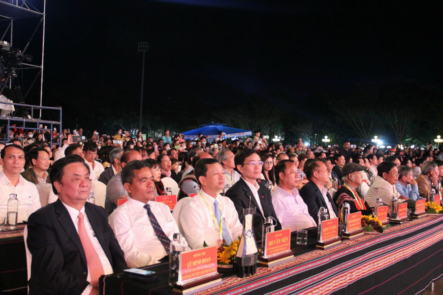 Các đồng chí lãnh đạo Trung ương, Gia Lai và 4 tỉnh Tây Nguyên tham dự lễ khai mạc. Ảnh: Hoàng Ngọc Các đồng chí lãnh đạo Trung ương, Gia Lai và 4 tỉnh Tây Nguyên tham dự lễ khai mạc. Ảnh: Hoàng Ngọc