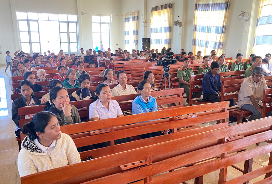 Đông đảo giáo dân tham gia buổi tuyên truyền. Ảnh: Nguyễn Sang