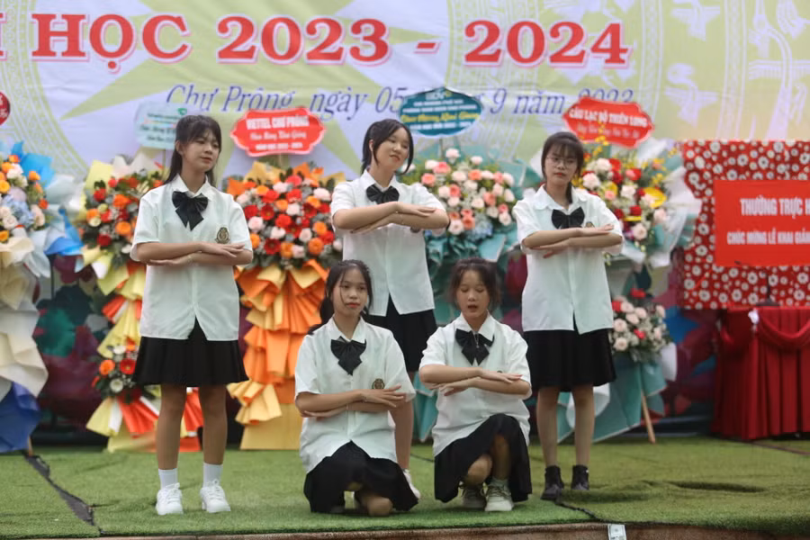 Các tiết mục văn nghệ sôi động chào mừng lễ khai giảng của Trường THPT Lê Quý Đôn (huyện Chư Prông). Ảnh: Văn Ngọc