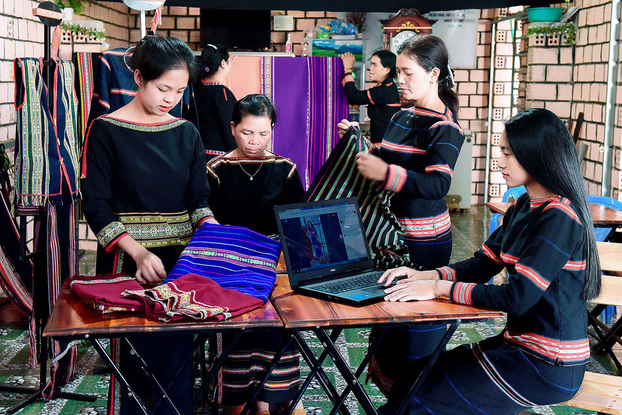 Toàn tỉnh hiện đã hình thành hơn 100 câu lạc bộ dệt thổ cẩm. Nhiều câu lạc bộ hoạt động hiệu quả, ứng dụng mạng xã hội để quảng bá, giới thiệu sản phẩm, đưa thổ cẩm đến gần hơn với công chúng, mở rộng thị trường, tạo thu nhập ổn định cho chị em.