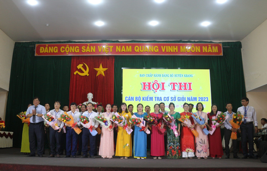 Ban tổ chức tặng hoa cho các thí sinh tham gia hội thi. Ảnh: Hà Duyệt