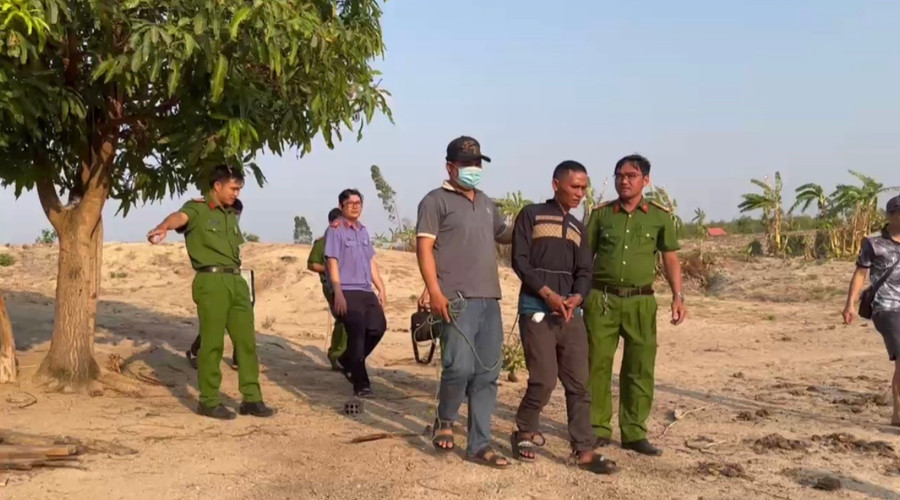 Các lực lượng chức năng dẫn giải đối tượng đến thực nghiệm hiện trường. Ảnh: Hoàng Vũ