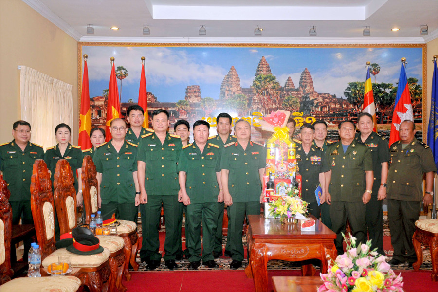 Thiếu tướng Hoàng Văn Sỹ-Tư lệnh Binh đoàn 15 cùng đoàn công tác đến chúc mừng Tết cổ truyền tại Quân khu I (Quân đội hoàng gia Campuchia). Ảnh: Nguyễn Ngọc Sơn Thiếu tướng Hoàng Văn Sỹ-Tư lệnh Binh đoàn 15 cùng đoàn công tác đến chúc mừng Tết cổ truyền tại Quân khu I (Quân đội hoàng gia Campuchia). Ảnh: Nguyễn Ngọc Sơn