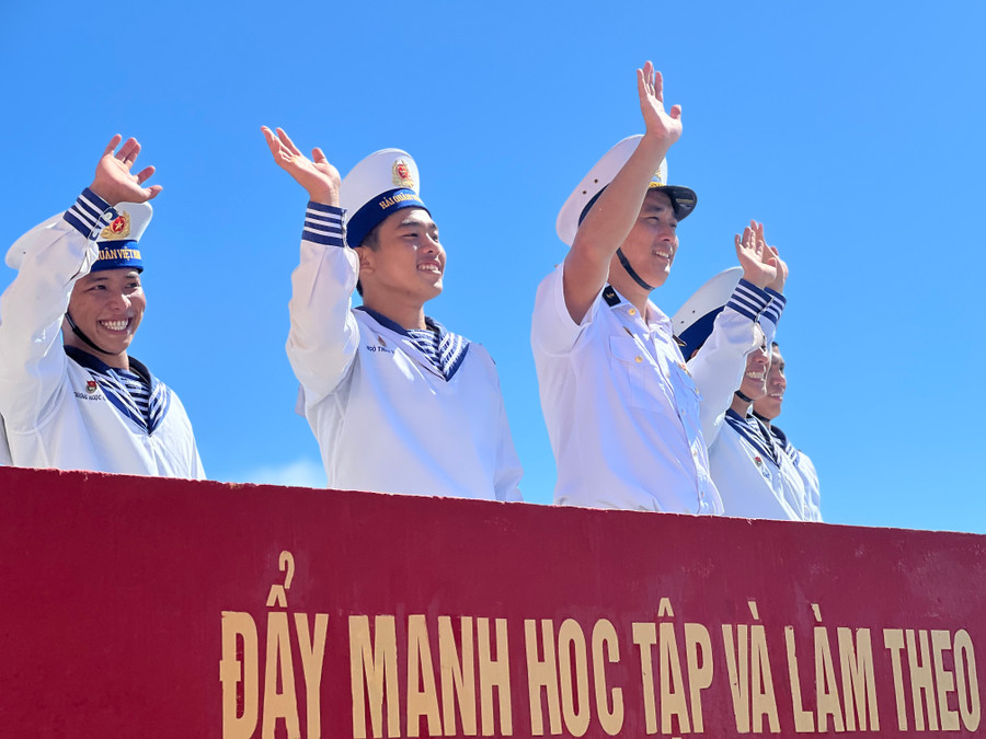 Niềm vui của các chiến sĩ trên quần đảo Trường Sa khi đón đoàn công tác. Ảnh: D.H Niềm vui của các chiến sĩ trên quần đảo Trường Sa khi đón đoàn công tác. Ảnh: D.H