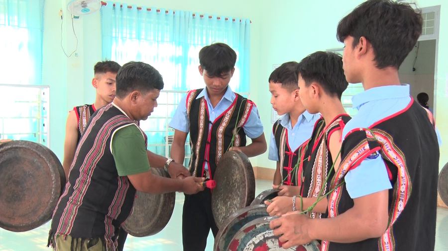Các em học sinh được nghệ nhân trực tiếp truyền dạy cách sử dụng cồng chiêng. Ảnh: Lê Văn Châu Các em học sinh được nghệ nhân trực tiếp truyền dạy cách sử dụng cồng chiêng. Ảnh: Lê Văn Châu