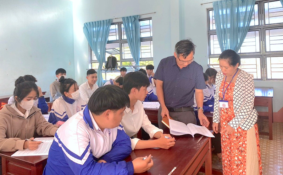Đoàn kiểm tra công tác ôn tập thi tốt nghiệp THPT năm 2024 tại Trường THPT Hà Huy Tập (huyện Kông Chro). Ảnh: Mộc Trà Đoàn kiểm tra công tác ôn tập thi tốt nghiệp THPT năm 2024 tại Trường THPT Hà Huy Tập (huyện Kông Chro). Ảnh: Mộc Trà