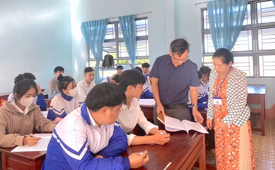 Đoàn kiểm tra công tác ôn tập thi tốt nghiệp THPT năm 2024 tại Trường THPT Hà Huy Tập (huyện Kông Chro). Ảnh: Mộc Trà