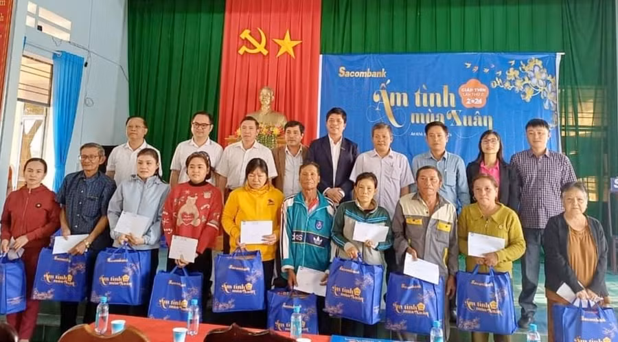 Các hộ nghèo xã Tú An được tặng quà tại chương trình. Ảnh: Lê Đại