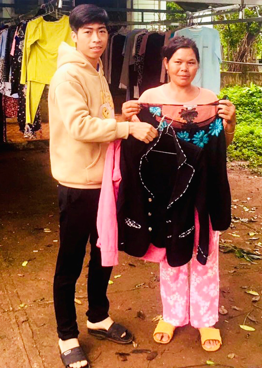 Người dân làng Al Gôn phấn khởi tới “Gian hàng 0 đồng” để lựa cho mình những bộ quần áo phù hợp. Ảnh: N.H