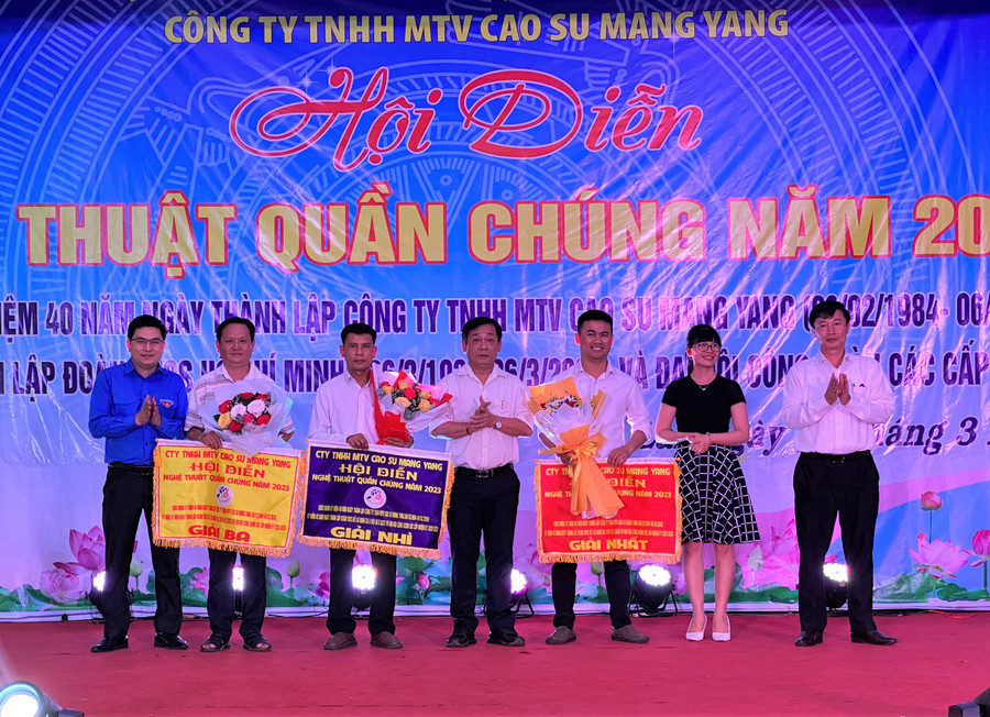Lãnh đạo Công ty trao giải cho các đội đạt giải nhất, nhì, ba tại hội diễn. Ảnh: Hà Đức Thành Lãnh đạo Công ty trao giải cho các đội đạt giải nhất, nhì, ba tại hội diễn. Ảnh: Hà Đức Thành