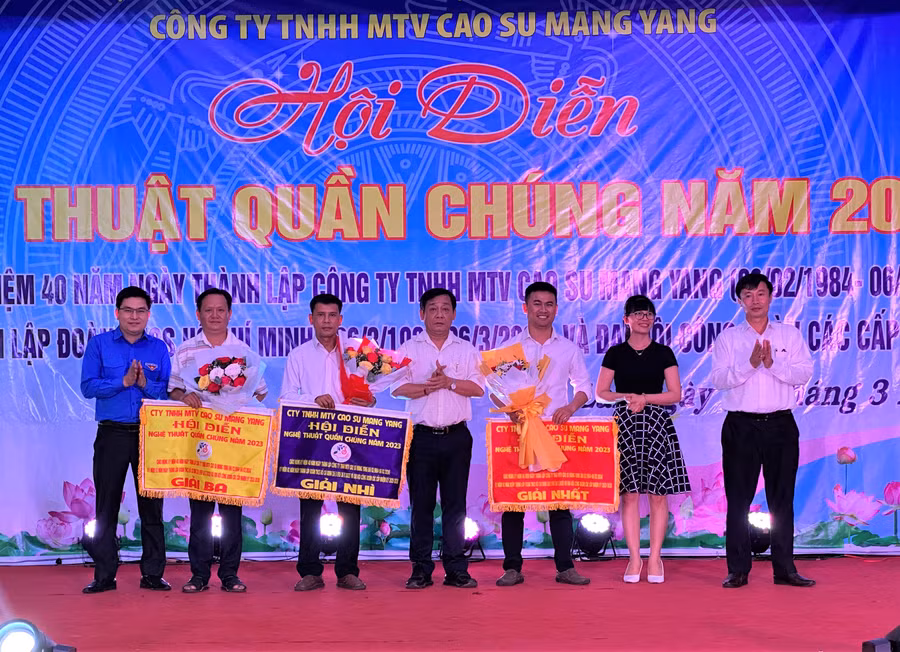 Lãnh đạo Công ty trao giải cho các đội đạt giải nhất, nhì, ba tại hội diễn. Ảnh: Hà Đức Thành Lãnh đạo Công ty trao giải cho các đội đạt giải nhất, nhì, ba tại hội diễn. Ảnh: Hà Đức Thành