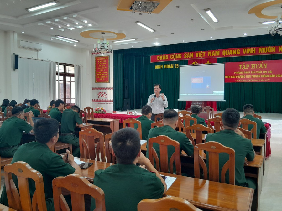 Quang cảnh lớp tập huấn phương pháp sản xuất tin, bài, clip trên các phương tiện thông tin truyền thông. Ảnh: Bùi Thanh Quý