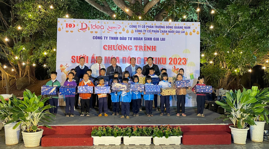 Những phần quà được trao góp phần động viên các em nỗ lực vươn lên trong cuộc sống. Ảnh: Bá Bính Những phần quà được trao góp phần động viên các em nỗ lực vươn lên trong cuộc sống. Ảnh: Bá Bính