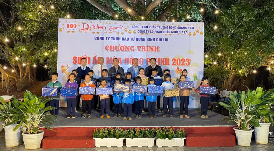 Những phần quà được trao góp phần động viên các em nỗ lực vươn lên trong cuộc sống. Ảnh: Bá Bính