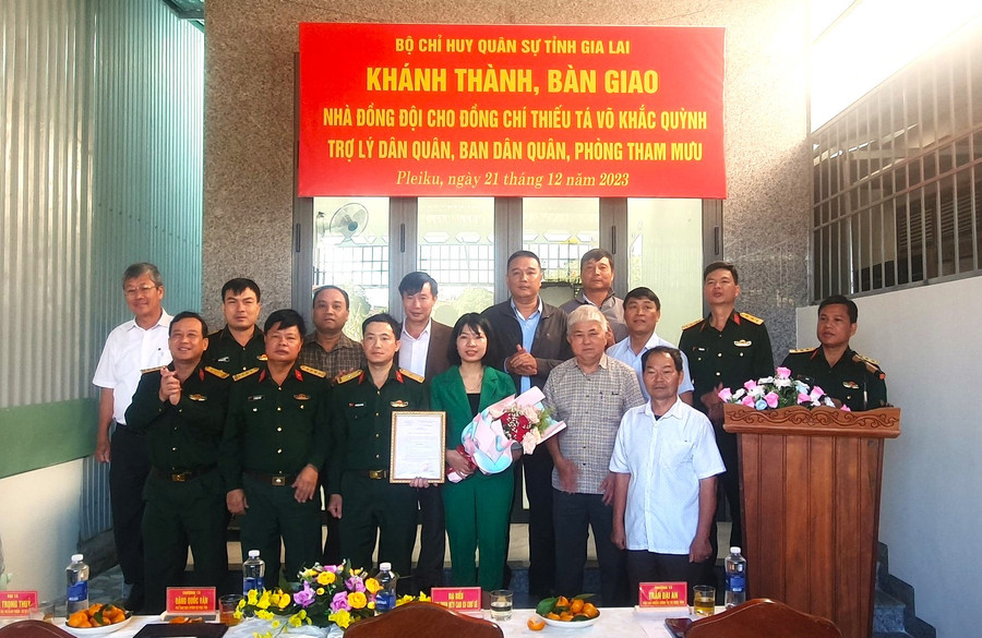 Chỉ huy, cấp ủy, chính quyền, các Công ty Cao su, chụp ảnh lưu niệm cùng gia đình đồng chí Quỳnh. Ảnh: Huy Bắc