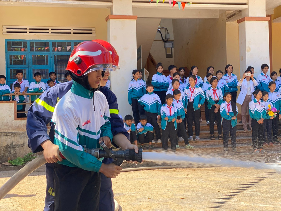 Học sinh thực hành sử dụng vòi phun nước để dập tắt đám cháy. Ảnh: Phương Lộc