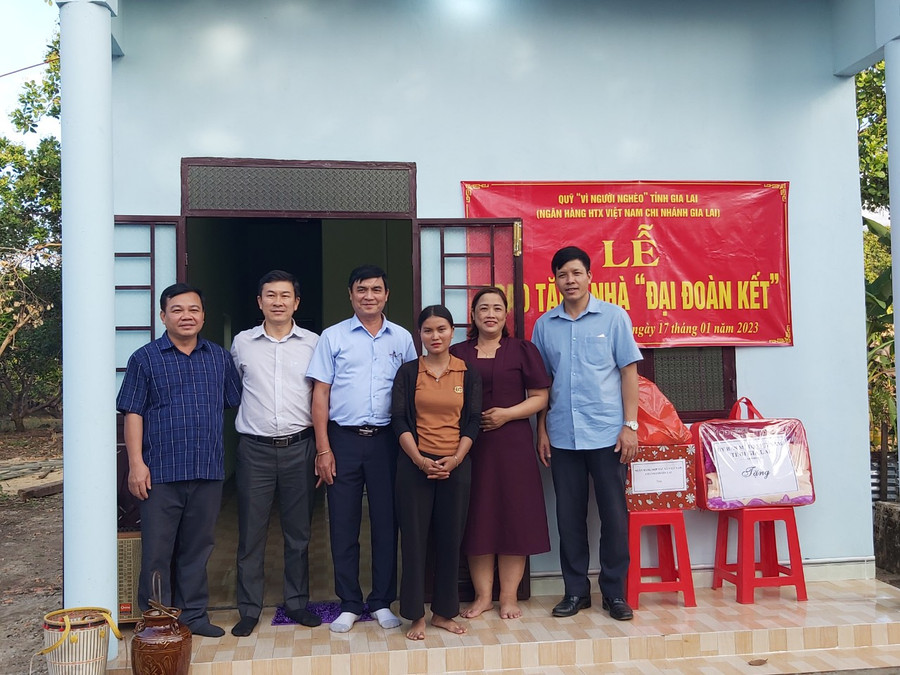 Các đơn vị bàn giao nhà "Đại đoàn kết" cho gia đình bà Puih Yuh-làng Jrăng Blo (xã Ia Khai, huyện Ia Grai). Ảnh: Ngọc Anh Các đơn vị bàn giao nhà "Đại đoàn kết" cho gia đình bà Puih Yuh-làng Jrăng Blo (xã Ia Khai, huyện Ia Grai). Ảnh: Ngọc Anh