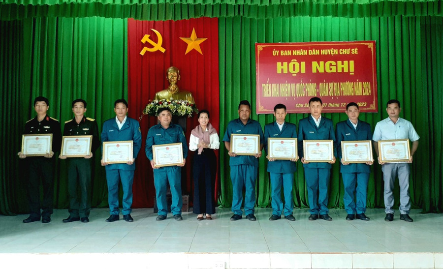 Đồng chí Rmah H’Bé Nét-Chủ tịch UBND huyện Chư Sê tặng giấy khen cho cá nhân có thành tích xuất sắc trong phong trào thi đua quyết thắng năm 2023. Ảnh: Hoàng Viên Đồng chí Rmah H’Bé Nét-Chủ tịch UBND huyện Chư Sê tặng giấy khen cho cá nhân có thành tích xuất sắc trong phong trào thi đua quyết thắng năm 2023. Ảnh: Hoàng Viên