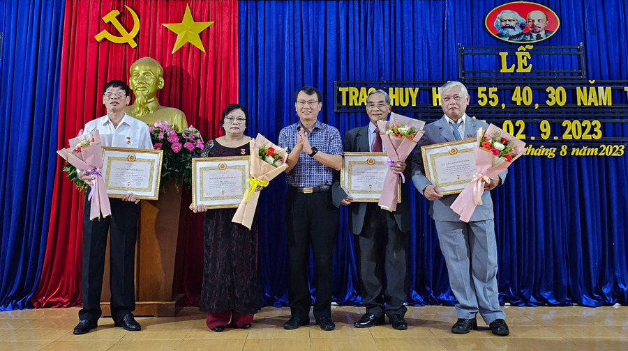 Bí thư Thành ủy Pleiku Trịnh Duy Thuân trao huy hiệu cho các đảng viên 40 năm tuổi Đảng. Ảnh: Bá Bính