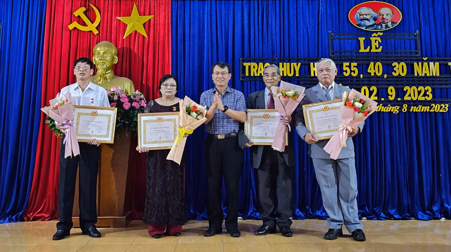 Bí thư Thành ủy Pleiku Trịnh Duy Thuân trao huy hiệu cho các đảng viên 40 năm tuổi Đảng. Ảnh: Bá Bính