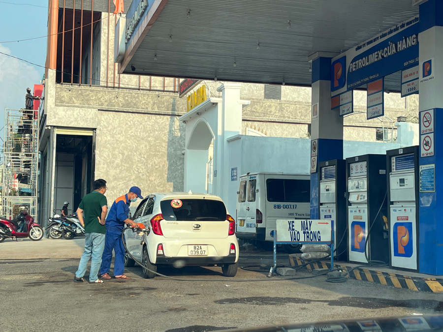 Chiều 4-4, giá xăng RON95 giảm nhẹ 10 đồng/lít. Ảnh: Phương Vi