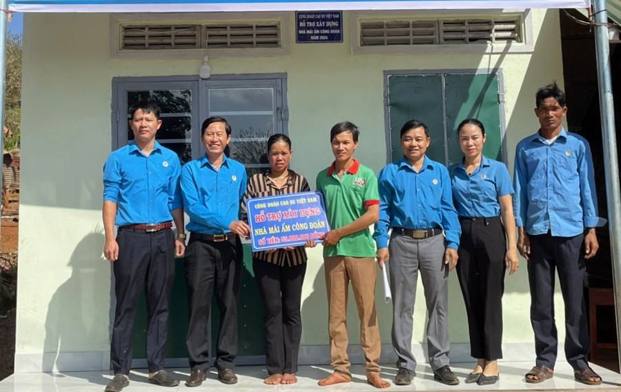 Chủ tịch Công đoàn Công ty TNHH một thành viên Trần Văn Tiến trao nhà Mái ấm Công đoàn cho Công nhân Kpă Kuk. Ảnh: Hà Đức Thành