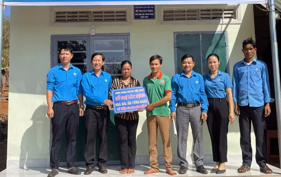 Chủ tịch Công đoàn Công ty TNHH một thành viên Trần Văn Tiến trao nhà Mái ấm Công đoàn cho Công nhân Kpă Kuk. Ảnh: Hà Đức Thành