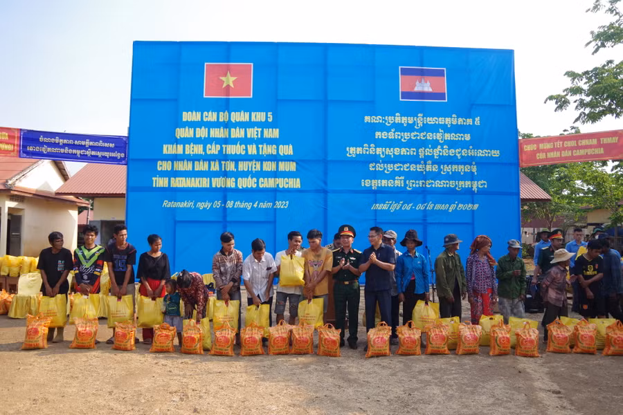 Đoàn công tác trao quà cho những gia đình có hoàn cảnh khó khăn trên địa bàn xã Tơn, huyện Kon Mum, tỉnh Ratanakiri, Vương quốc Campuchia. Ảnh: Thanh Tuyền