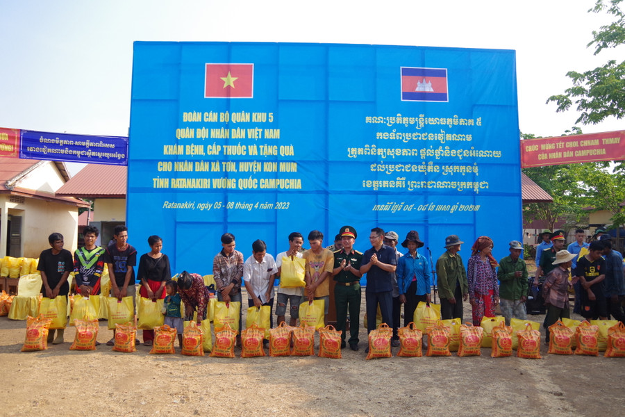 Đoàn công tác trao quà cho những gia đình có hoàn cảnh khó khăn trên địa bàn xã Tơn, huyện Kon Mum, tỉnh Ratanakiri, Vương quốc Campuchia. Ảnh: Thanh Tuyền