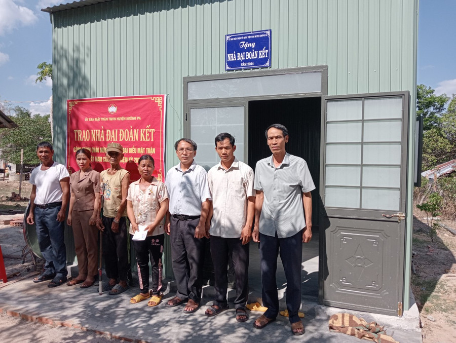 Ban Thường trực Ủy ban MTTQ Việt Nam huyện Krông Pa bàn giao nhà Đại đoàn kết cho gia đình ông Ksor Oai (buôn Choanh, xã Uar. Ảnh: Ngọc Anh Ban Thường trực Ủy ban MTTQ Việt Nam huyện Krông Pa bàn giao nhà Đại đoàn kết cho gia đình ông Ksor Oai (buôn Choanh, xã Uar. Ảnh: Ngọc Anh