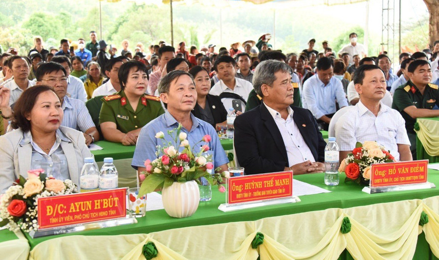 Bí thư Tỉnh ủy Kon Tum Dương Văn Trang-nguyên Bí thư Tỉnh ủy Gia Lai (hàng trên, bìa phải) cùng các đồng chí lãnh đạo tỉnh và đông đảo dân làng tham dự buổi lễ khánh thành đường giao thông. Ảnh: Đức Thụy Bí thư Tỉnh ủy Kon Tum Dương Văn Trang-nguyên Bí thư Tỉnh ủy Gia Lai (hàng trên, bìa phải) cùng các đồng chí lãnh đạo tỉnh và đông đảo dân làng tham dự buổi lễ khánh thành đường giao thông. Ảnh: Đức Thụy