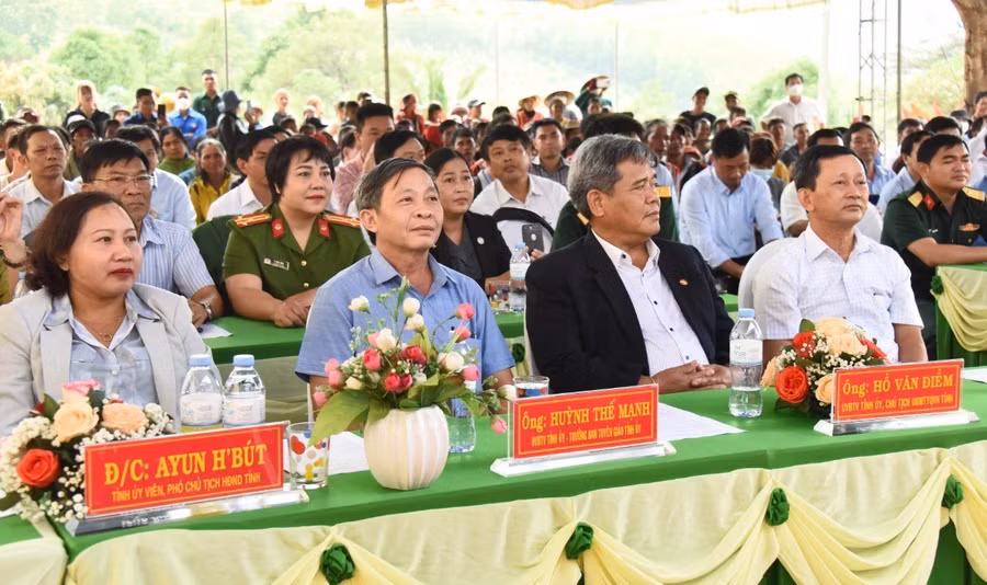 Bí thư Tỉnh ủy Kon Tum Dương Văn Trang-nguyên Bí thư Tỉnh ủy Gia Lai (hàng trên, bìa phải) cùng các đồng chí lãnh đạo tỉnh và đông đảo dân làng tham dự buổi lễ khánh thành đường giao thông. Ảnh: Đức Thụy Bí thư Tỉnh ủy Kon Tum Dương Văn Trang-nguyên Bí thư Tỉnh ủy Gia Lai (hàng trên, bìa phải) cùng các đồng chí lãnh đạo tỉnh và đông đảo dân làng tham dự buổi lễ khánh thành đường giao thông. Ảnh: Đức Thụy