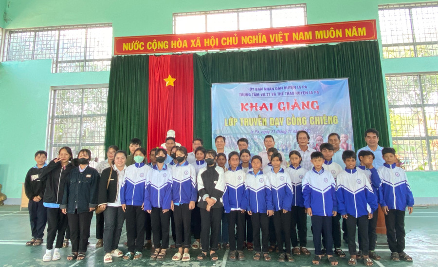 Các em học sinh tham gia lớp truyền dạy cồng chiêng. Ảnh: Mai Linh