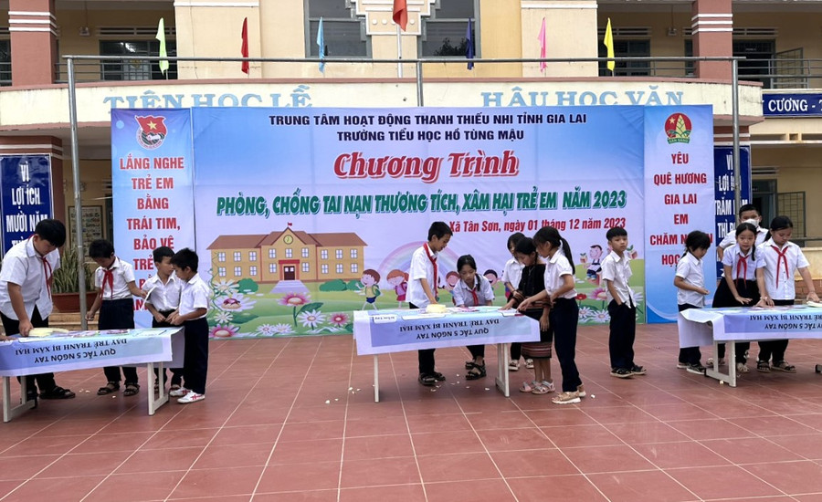 Các em thi ghép tranh chủ đề về phòng-chống xâm hại trẻ em. Ảnh: Hà Đức Thành