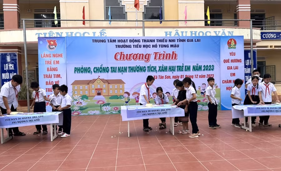 Các em thi ghép tranh chủ đề về phòng-chống xâm hại trẻ em. Ảnh: Hà Đức Thành