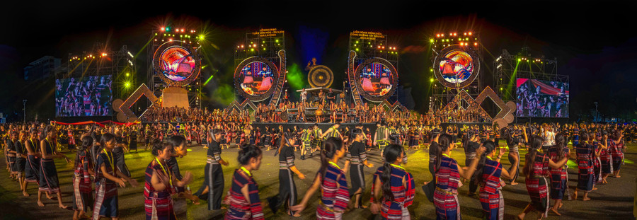 Người Tây Nguyên đoàn kết theo Đảng và Bác Hồ.