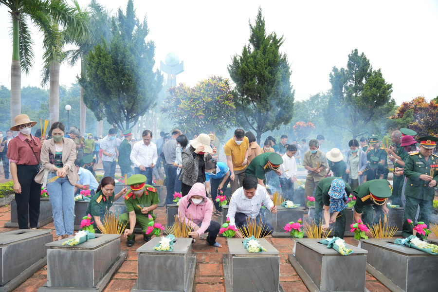 Đông đảo người dân cùng thắp nén hương trước các phần mộ liệt sĩ. Ảnh: Phạm Quý Đông đảo người dân cùng thắp nén hương trước các phần mộ liệt sĩ. Ảnh: Phạm Quý
