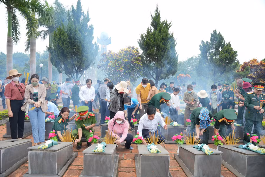 Đông đảo người dân cùng thắp nén hương trước các phần mộ liệt sĩ. Ảnh: Phạm Quý