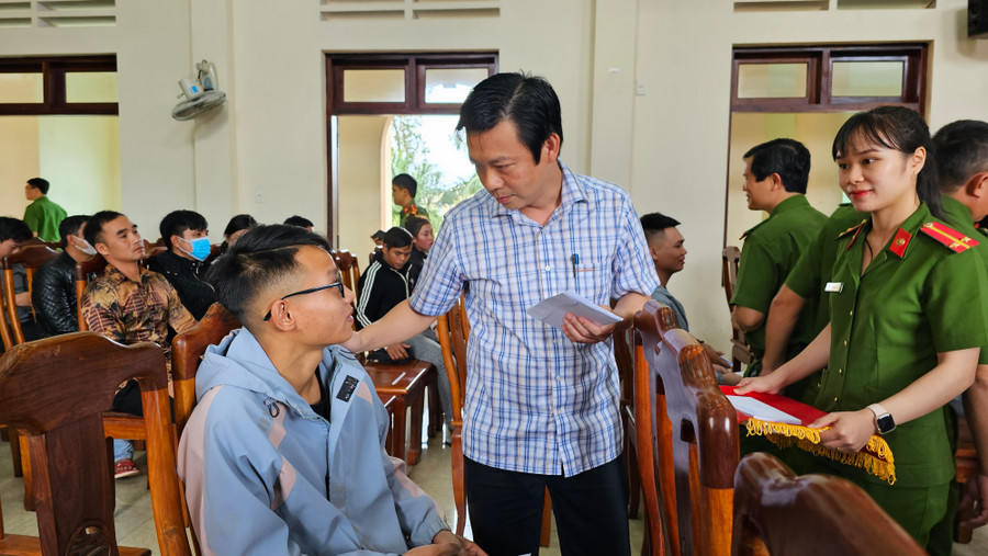 Chủ tịch UBND TP. Pleiku Đỗ Việt Hưng tặng quà, động viên người chấp hành xong án phạt tù tái hòa nhập cộng đồng. Ảnh: Bá Bính