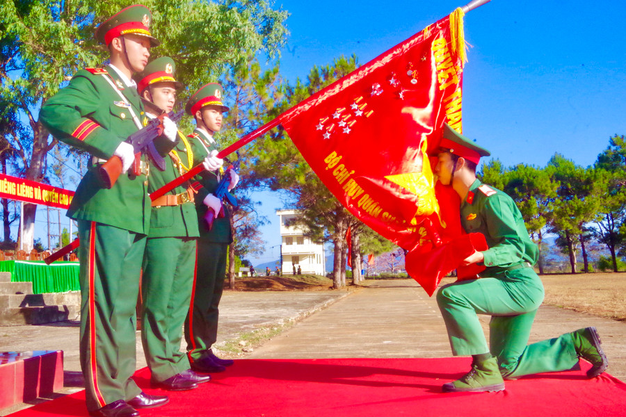 Chiến sĩ hôn Quân kỳ Quyết thắng tại lễ tiễn hạ sĩ quan, chiến sĩ năm 2024. Ảnh: Kim Hồng